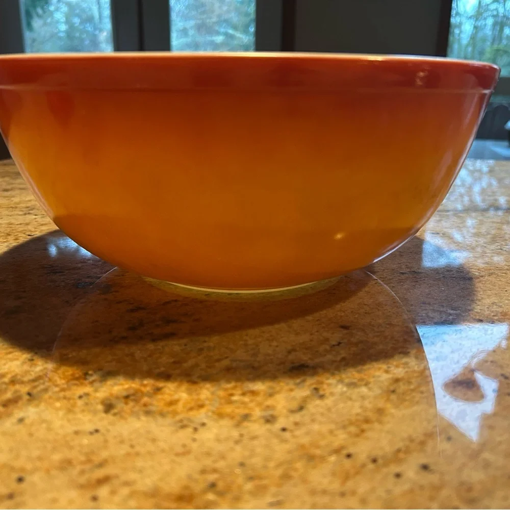 PYREX TRADEMARK #404 Flameglo Ombré 4 Qt Orange Sunburst Mixing Bowl 1974-76.